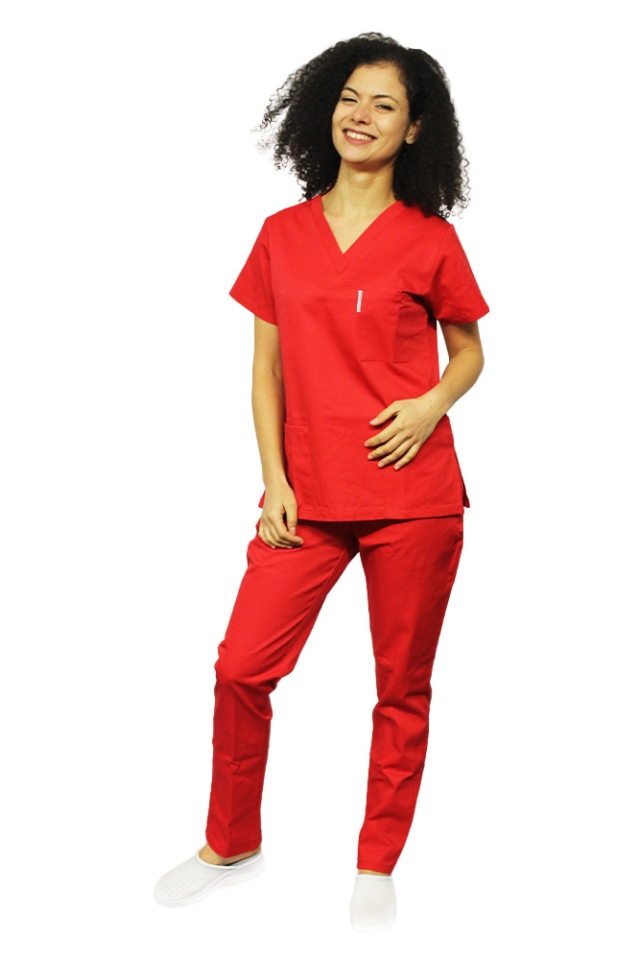 Costum medical rosu, bluza cu anchior in V, trei buzunare si pantaloni cu elastic