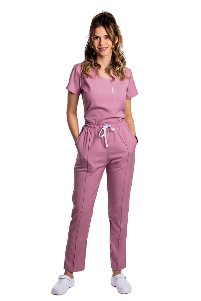 Costum medical stretch roz pudrat cu bluza in V si pantaloni cu snur si elastic