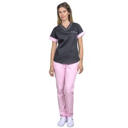 Costum medical format din bluza neagra cu paspol si pantaloni roz pal, model Amani