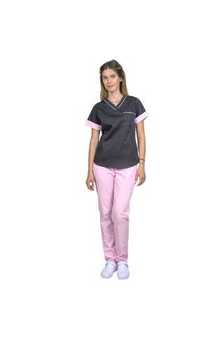 Costum medical format din bluza neagra cu paspol si pantaloni roz pal, model Amani