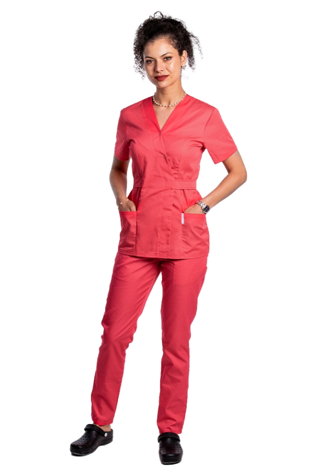 Costum medical ciclam, cu bluza tip kimono si pantaloni ciclam cu elastic