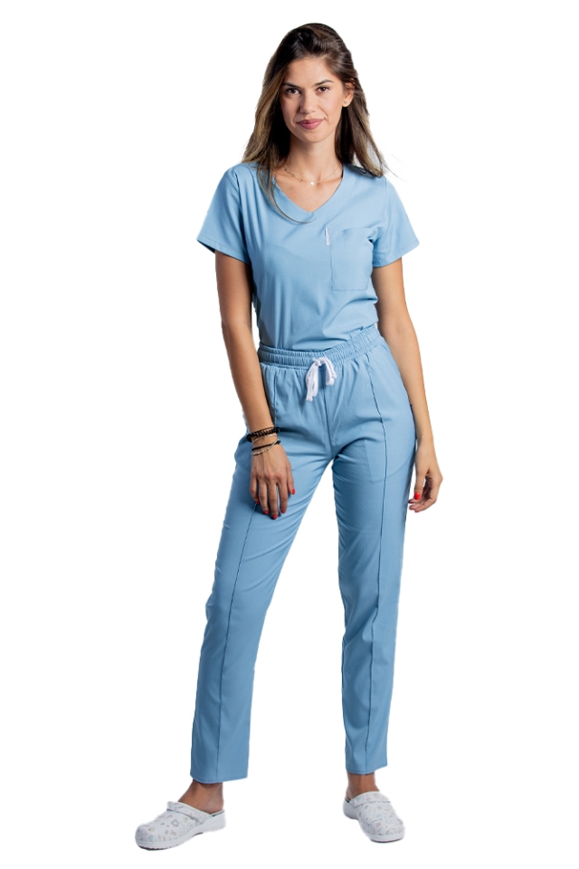 Costum medical stretch bleu pudrat cu bluza in V si pantaloni cu snur si elastic..