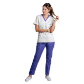 Costum medical format din bluza alb cu paspol mov si pantaloni mov cu elastic..