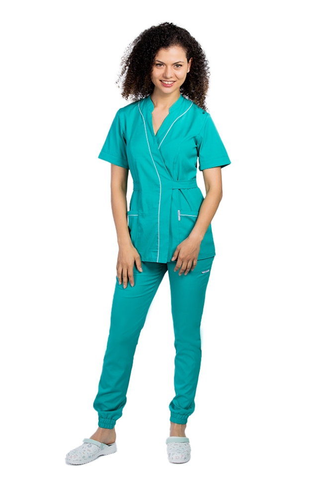 Costum medical elastic verde turcoaz, cu bluza kimono cu paspol alb si pantaloni tip jogger..