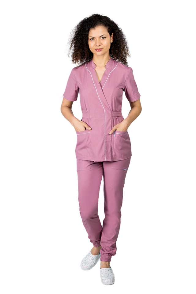 Costum medical elastic roz pudrat, cu bluza kimono cu paspol alb si pantaloni tip jogger..