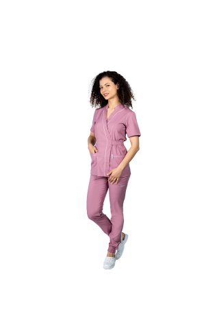 Costum medical stretch roz pudrat, cu bluza kimono cu paspol alb si pantaloni tip jogger