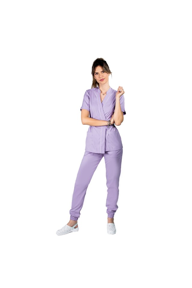 Costum medical elastic lila, cu bluza kimono cu paspol alb si pantaloni tip jogger