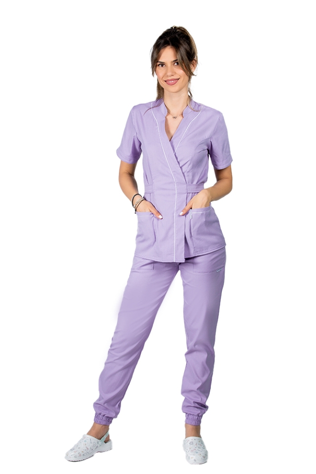 Costum medical elastic lila, cu bluza kimono cu paspol alb si pantaloni tip jogger..