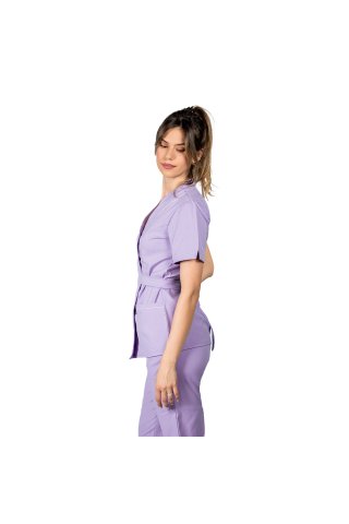 Costum medical stretch lila, cu bluza kimono cu paspol alb si pantaloni tip jogger