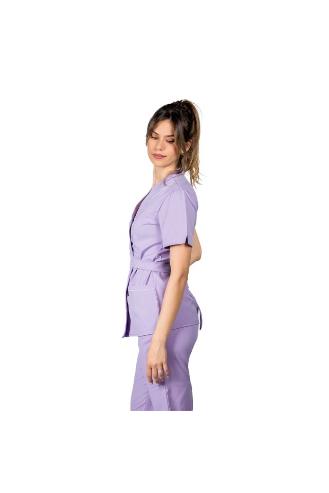 Costum medical elastic lila, cu bluza kimono cu paspol alb si pantaloni tip jogger