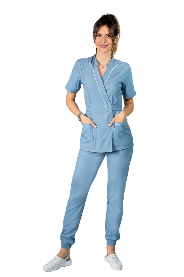 Costum medical elastic bleu, cu bluza kimono cu paspol alb si pantaloni tip jogger