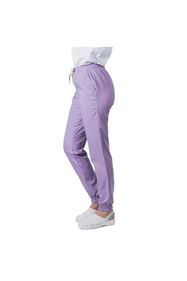 Costum medical elastic lila, cu bluza kimono cu paspol alb si pantaloni tip jogger