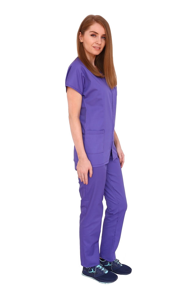 Costum medical mov, bluza cu fermoar cambrata, trei buzunare si pantaloni cu elastic