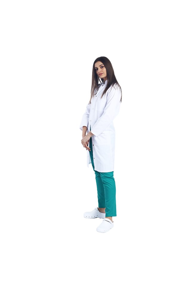 Halat medical alb, unisex, cu guler tip tunica si trei buzunare si maneca lunga
