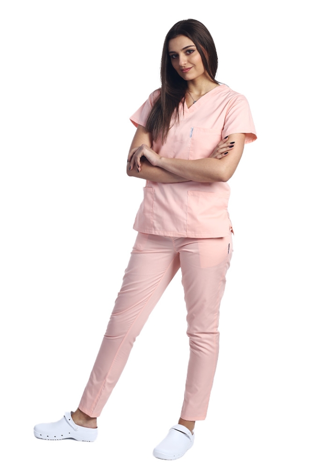 Costum medical piersica cu bluza cu anchior in forma V si pantaloni cu elastic