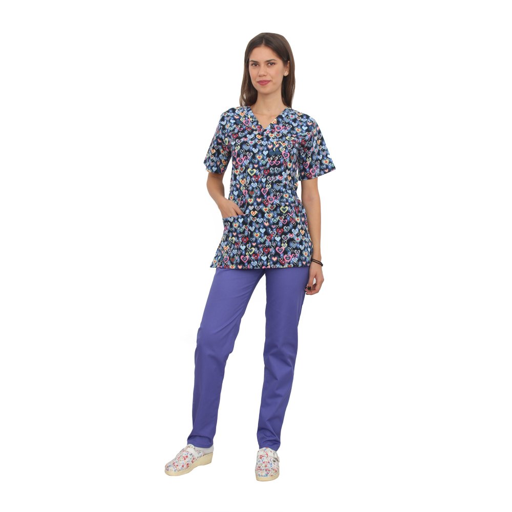 Costum medical Hearts, cu bluza cu imprimeu si pantaloni mov cu elastic