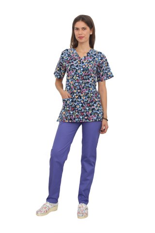 Costum medical Hearts, cu bluza cu imprimeu si pantaloni mov cu elastic