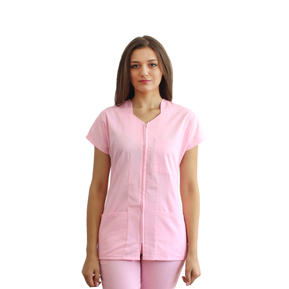 Costum medical roz pal cu bluza cu fermoar cambrata, trei buzunare aplicate si pantaloni roz pal cu elastic