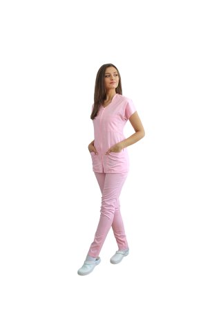 Costum medical roz pal cu bluza cu fermoar cambrata, trei buzunare aplicate si pantaloni roz pal cu elastic