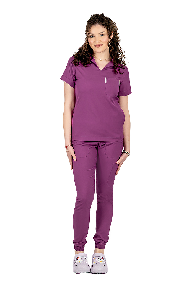 Costum medical stretch polo magenta, cu bluza in V si pantaloni tip jogger, cu snur si elastic 4