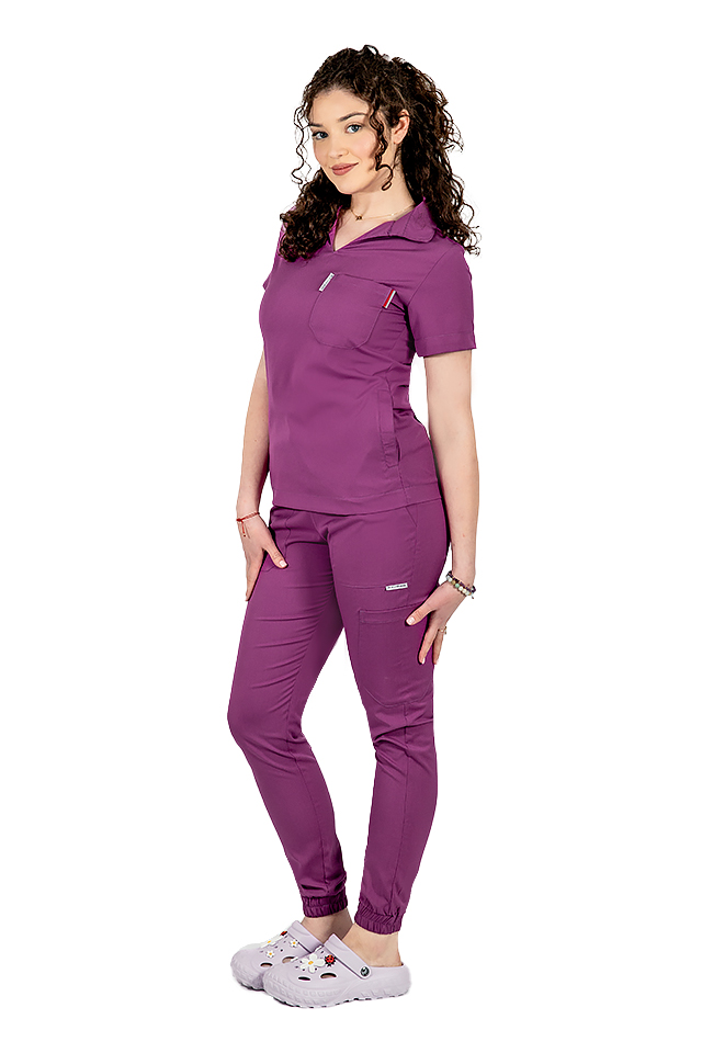Costum medical stretch polo magenta, cu bluza in V si pantaloni tip jogger, cu snur si elastic