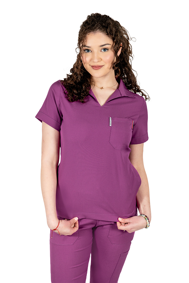 Costum medical stretch polo magenta, cu bluza in V si pantaloni tip jogger, cu snur si elastic 3