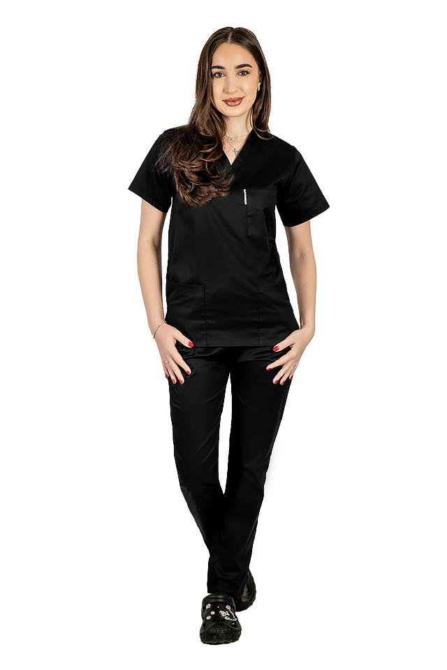 Costum medical negru cu bluza cu anchior in forma V si pantaloni negri cu elastic