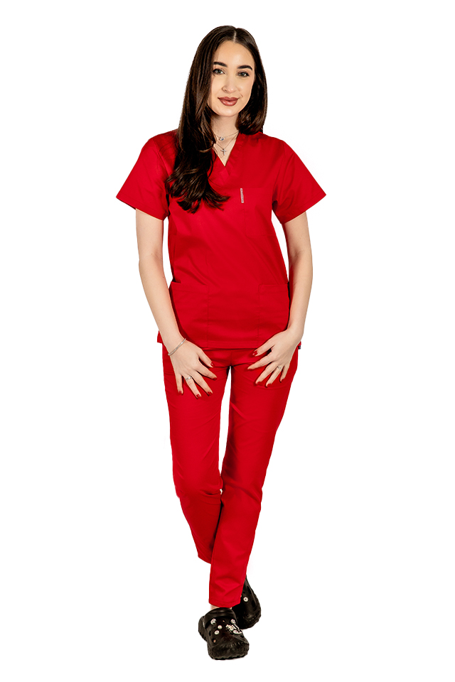 Costum medical rosu, bluza cu anchior in V, trei buzunare si pantaloni cu elastic