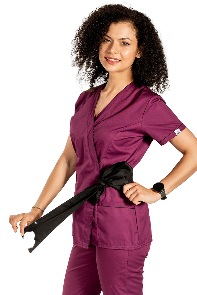 Costum medical kimono visina cu paspol negru, cordon cu legare tip fundita si pantaloni visina 2