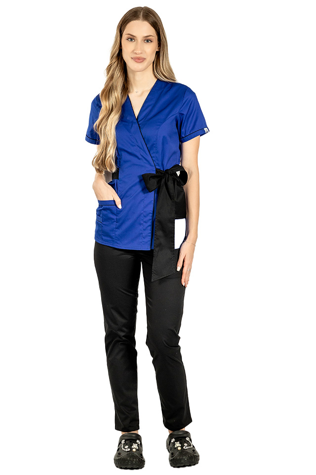 Costum medical kimono albastru cu paspol negru, cordon cu legare tip fundita si pantaloni cu elastic