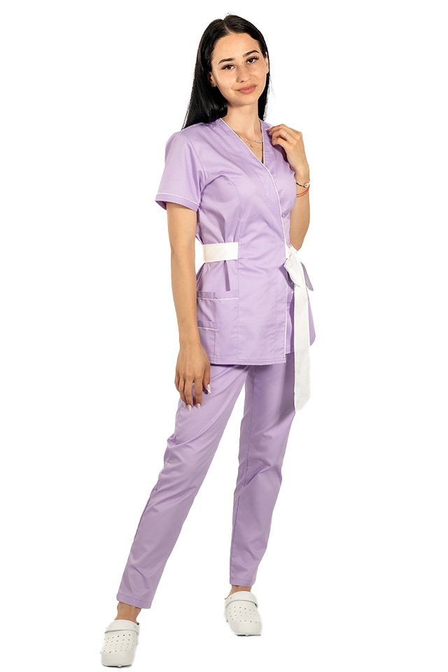 Costum medical kimono lila cu paspol alb, cordon cu legare tip fundita si pantaloni cu elastic
