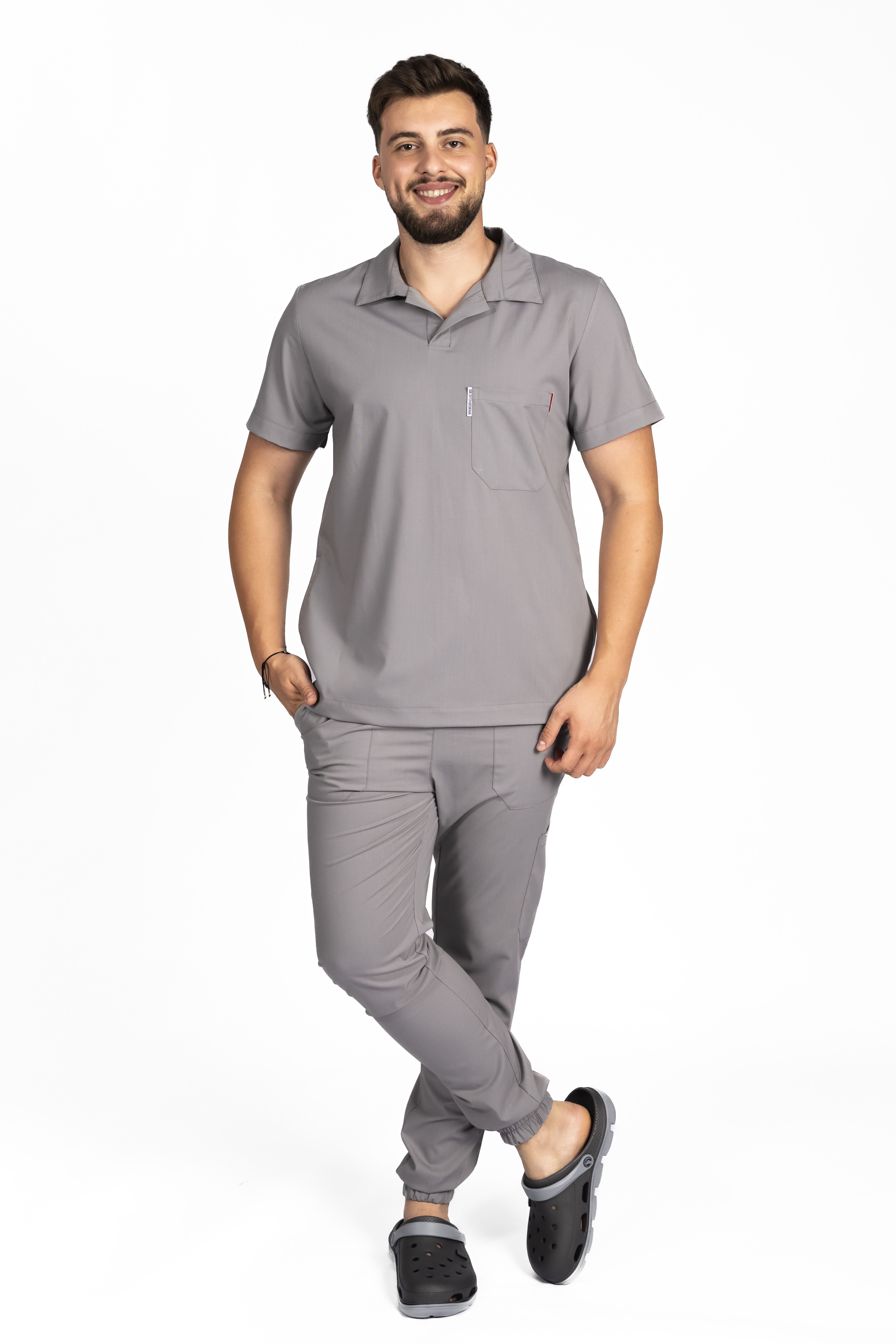 Costum medical stretch polo barbati gri, cu bluza in V si pantaloni tip jogger, cu snur si elastic 3