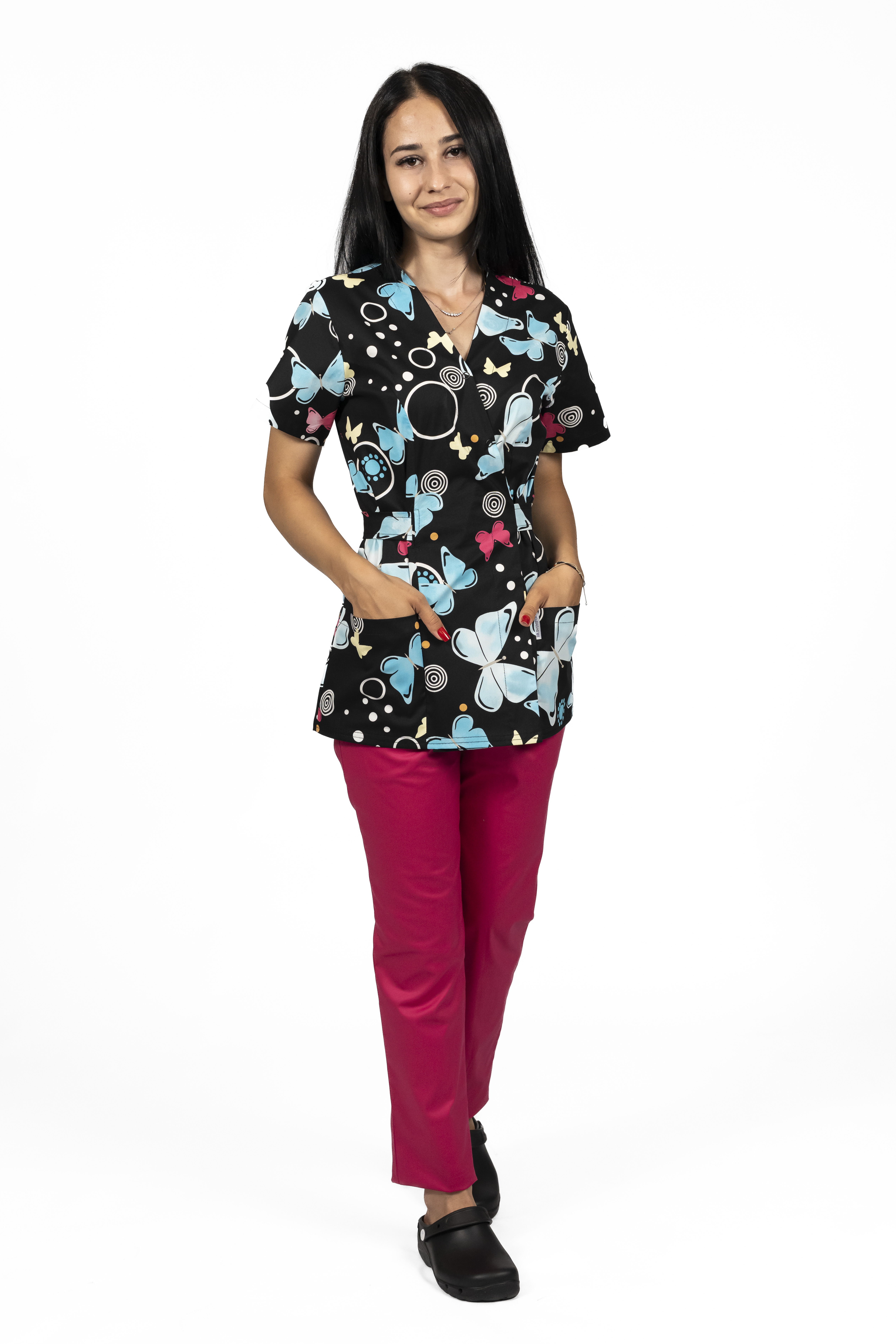 Costum medical kimono Blackbutterfly, cu bluza cu imprimeu  si pantaloni cu elastic