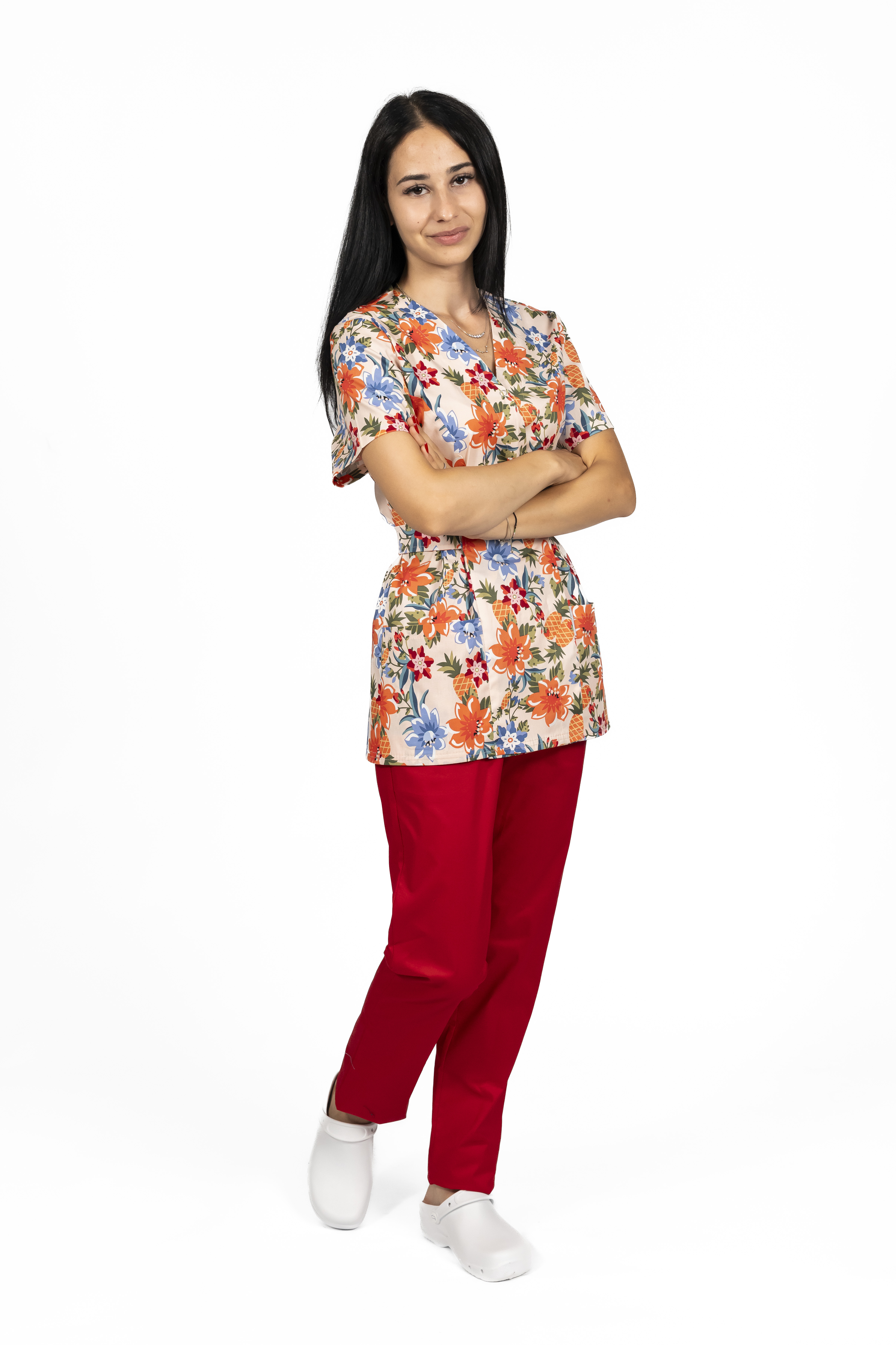 Costum medical kimono Flowers, cu bluza cu imprimeu  si pantaloni cu elastic