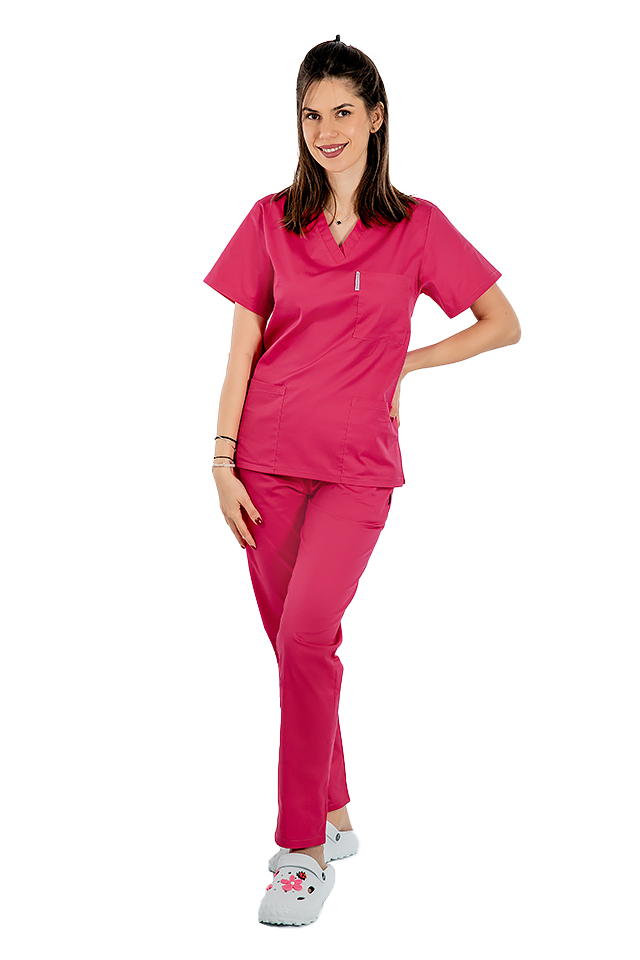 Costum medical ciclam, bluza cu anchior in V, trei buzunare si pantaloni cu elastic