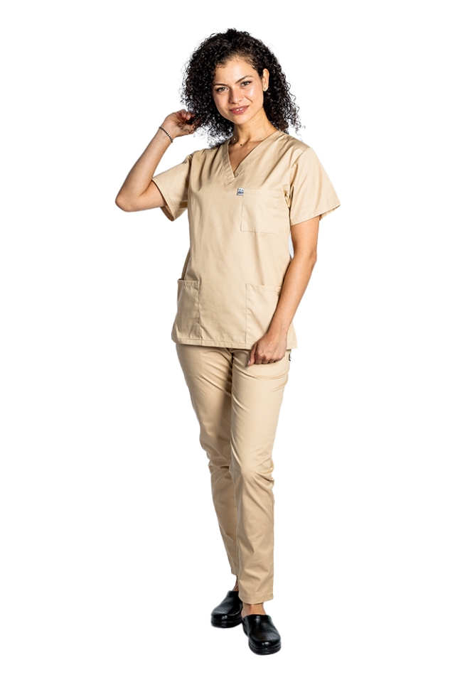 Costum medical cu elastan crem cu bluza cu anchior in forma V si pantaloni crem cu snur