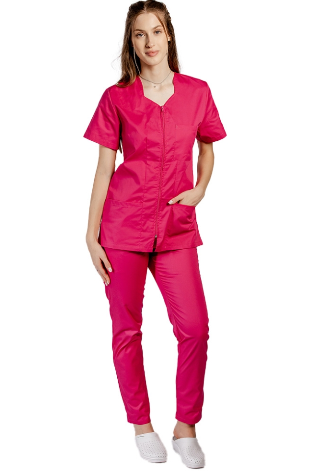 Costum medical ciclam, cu elastan, bluza cu fermoar cambrata, trei buzunare aplicate si pantaloni cu snur