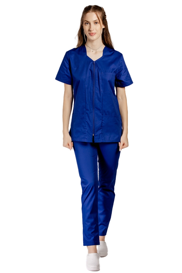 Costum medical albastru, cu elastan, bluza cu fermoar cambrata, trei buzunare aplicate si pantaloni cu snur