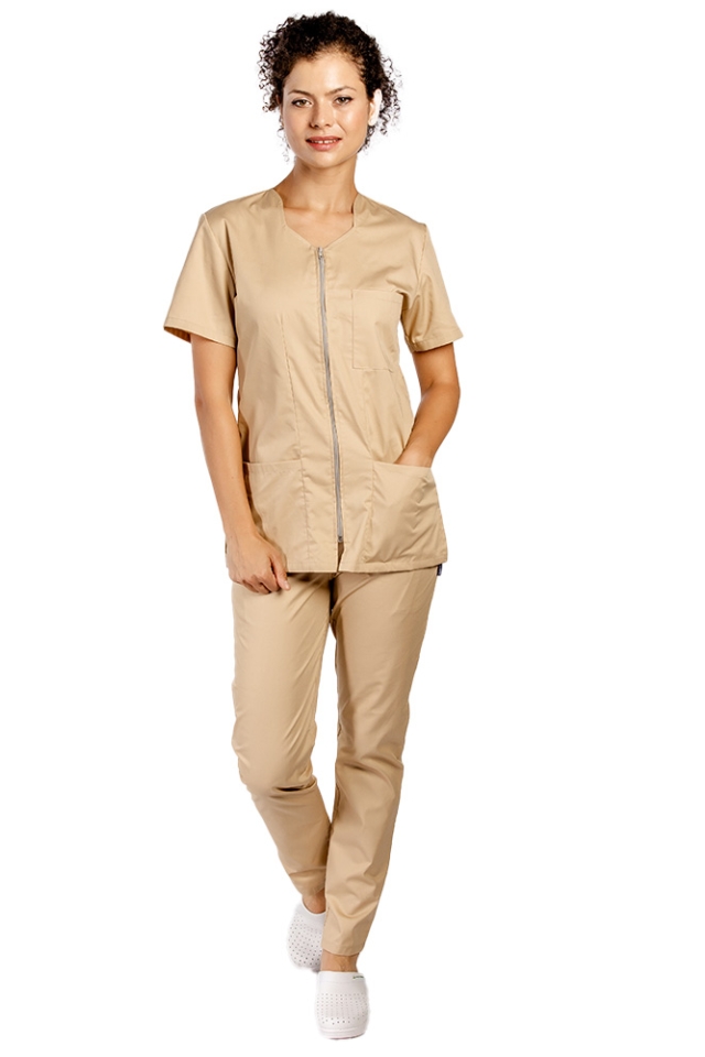 Costum medical crem, cu elastan, bluza cu fermoar cambrata, trei buzunare aplicate si pantaloni cu snur