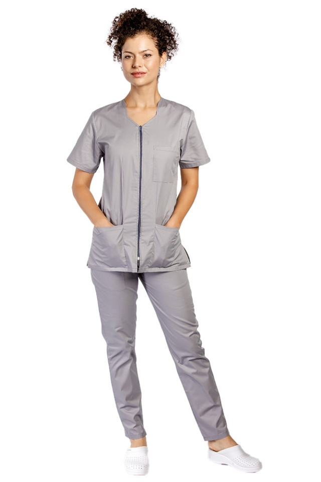 Costum medical gri, cu elastan, bluza cu fermoar cambrata, trei buzunare aplicate si pantaloni cu snur