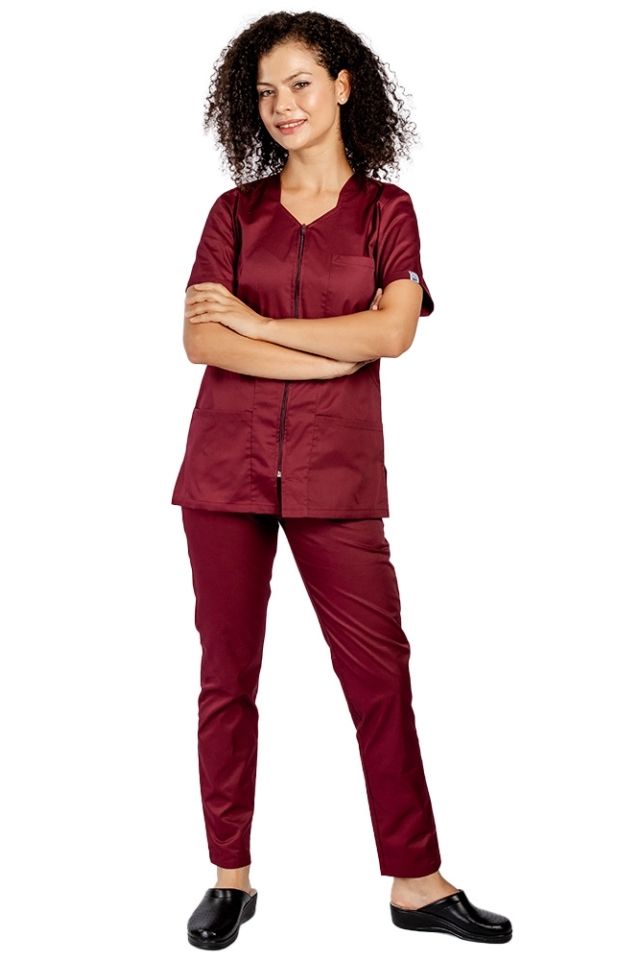 Costum medical grena, cu elastan, bluza cu fermoar cambrata, trei buzunare aplicate si pantaloni cu snur