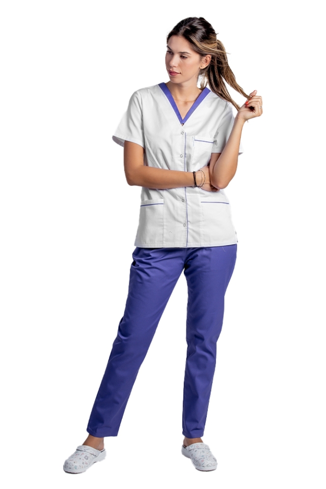 Costum medical cu elastan format din bluza alb cu paspol mov si pantaloni mov cu elastic