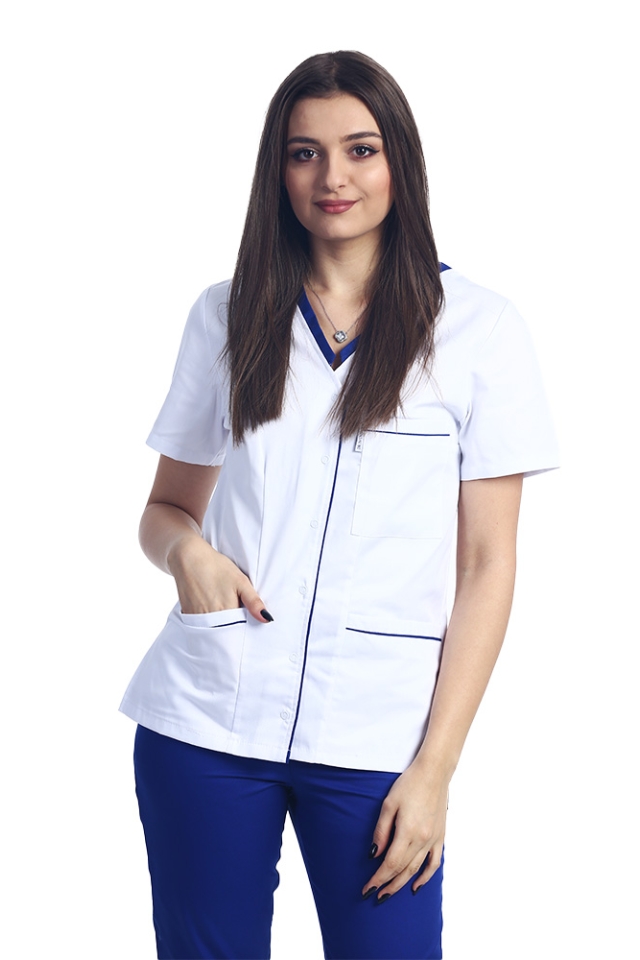 Costum medical cu elastan format din bluza alb cu paspol albastru si pantaloni albastri cu elastic 3