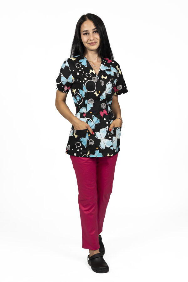 Costum medical kimono Blackbutterfly, cu bluza cu imprimeu  si pantaloni cu elastic