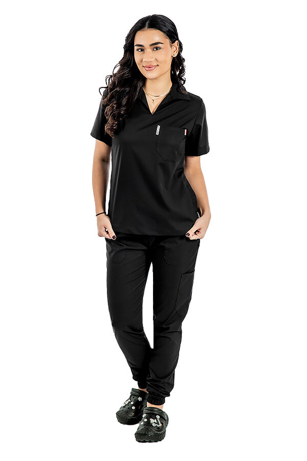 Costum medical stretch polo negru, cu bluza in V si pantaloni tip jogger, cu snur si elastic