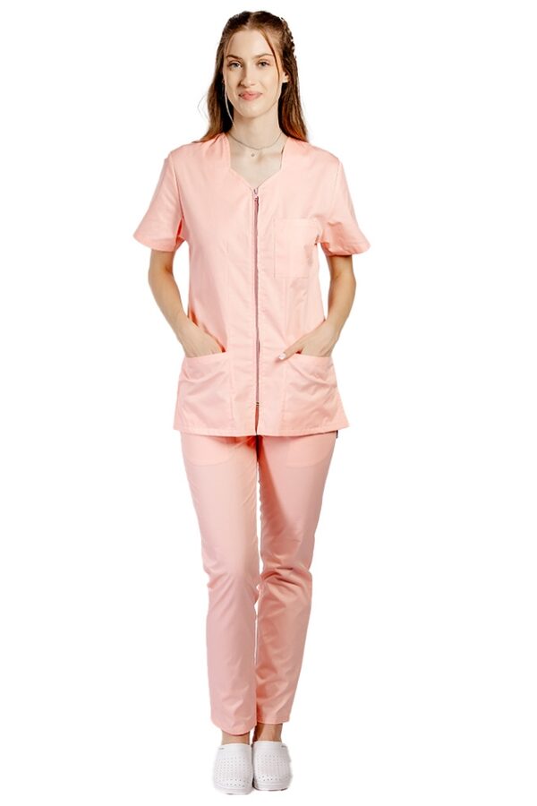 Costum medical piersica cu bluza cu fermoar cambrata, trei buzunare aplicate si pantaloni piersica cu elastic