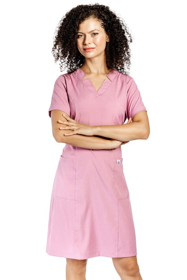 Sarafan medical stretch roz pudrat, cu prindere cu cordon la spate si  doua buzunare aplicate